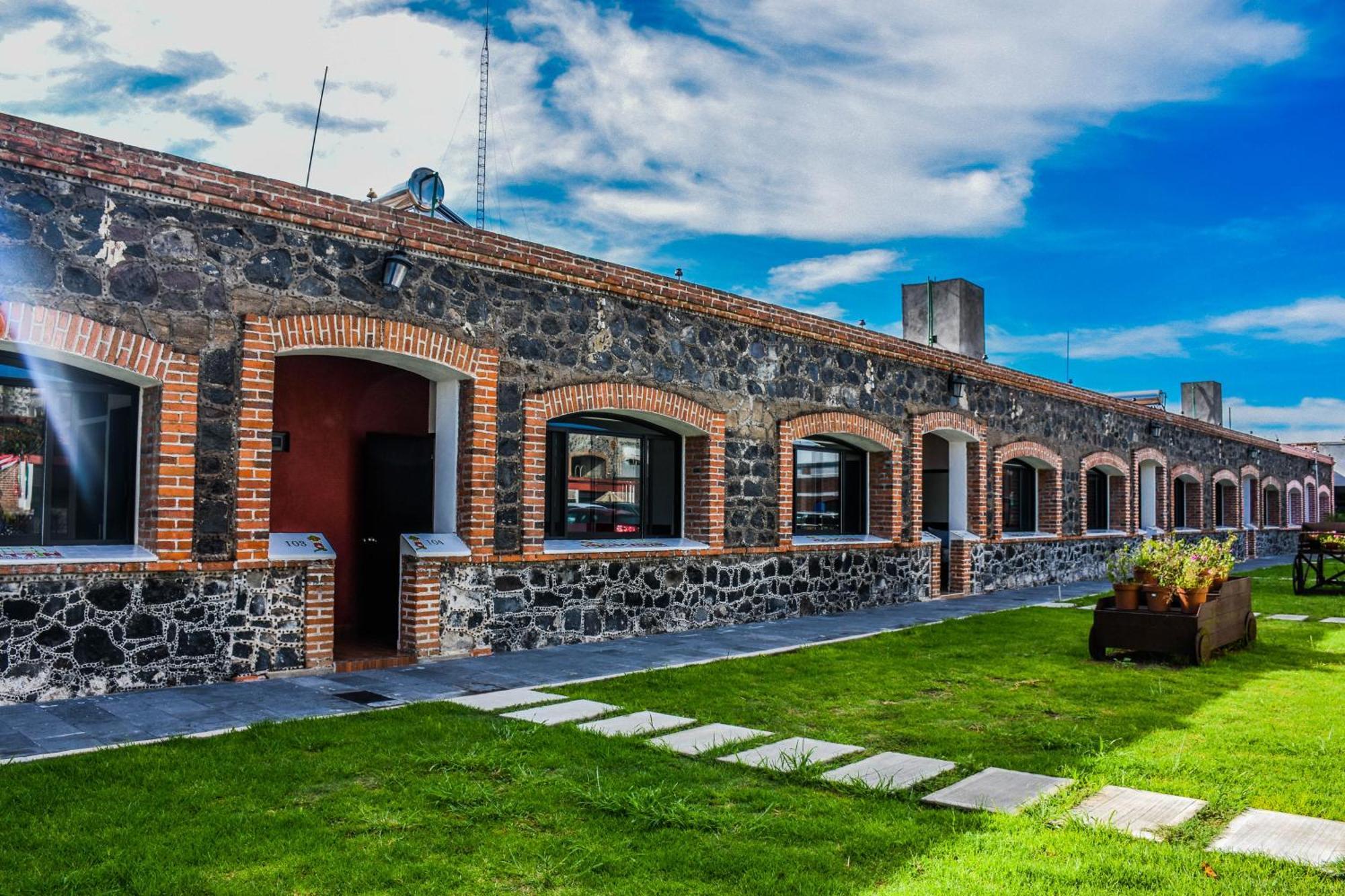 Xochicaltzin Hotel *